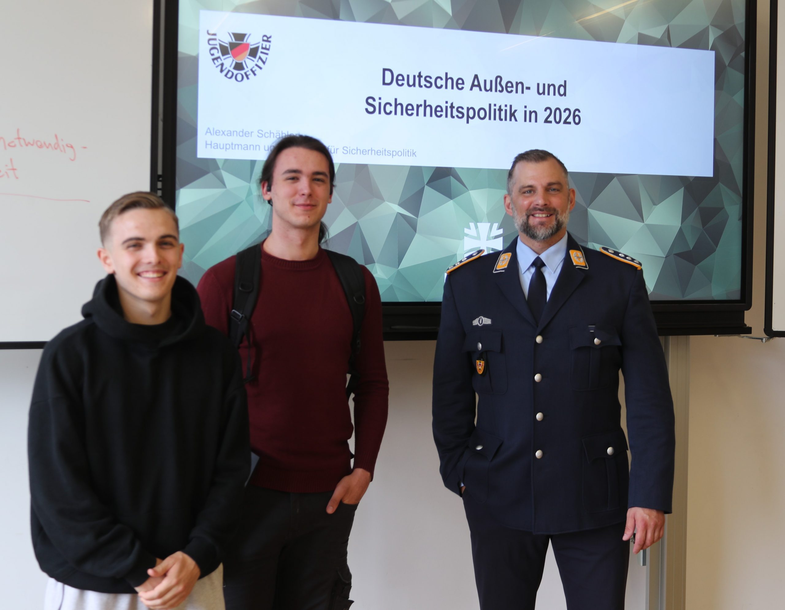 Trilogie JugendoffizierTeil 3: Besuch am OSZ-Teltow: „Viel cooler als erwartet!“
